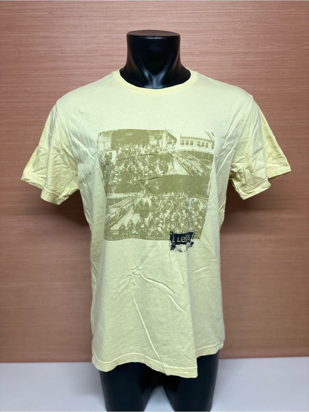 Levi's Ellis Island New York Pastel Yellow Short Sleeve T-Shirt Adult Size Large
